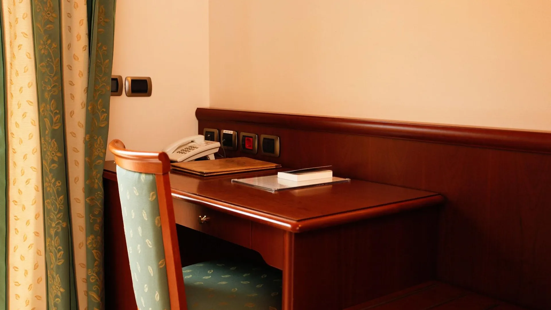 Hotel Garda Family House Castelletto Di Brenzone 2*,